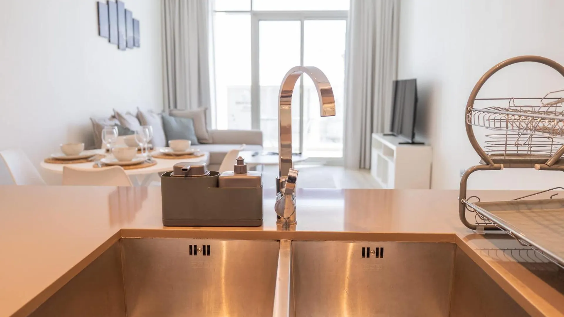 Sleek 1 Bedroom In Studio One Tower With Great Amenities Dubai United Arab Emirates