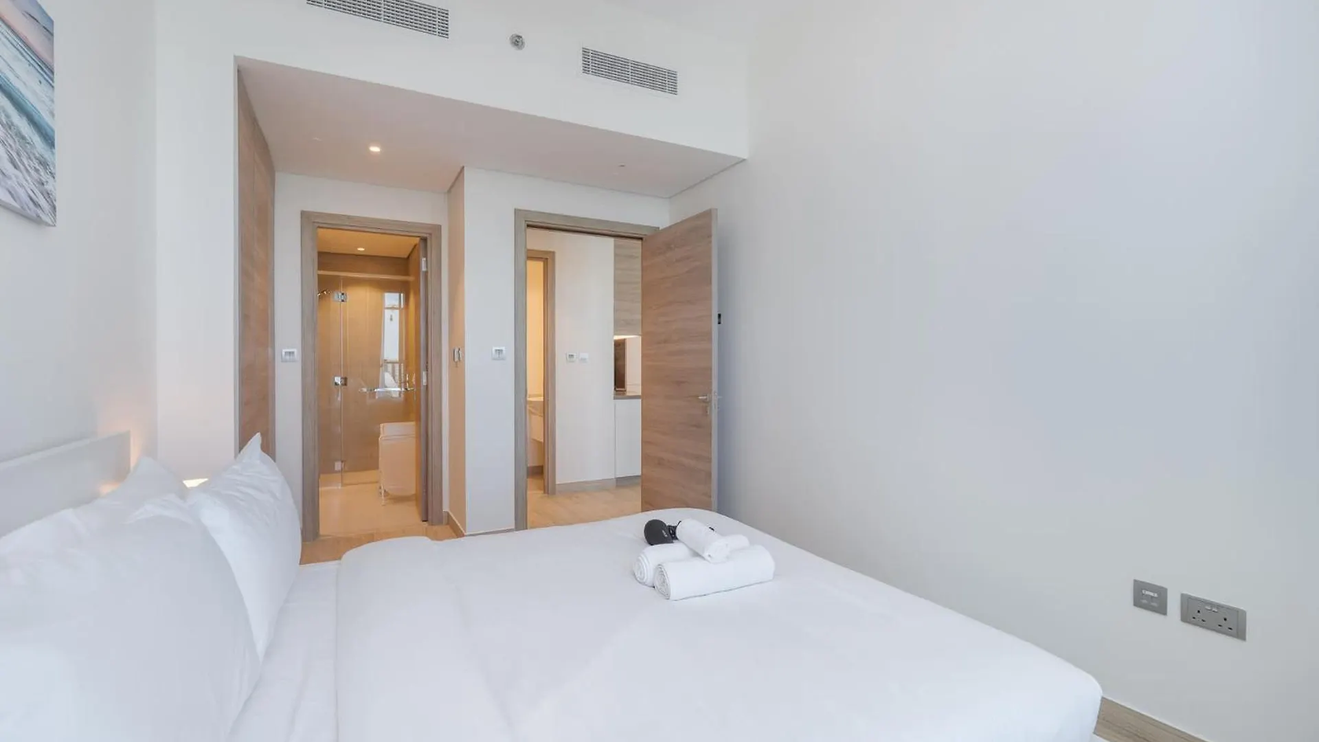 Sleek 1 Bedroom In Studio One Tower With Great Amenities Dubai Apartment